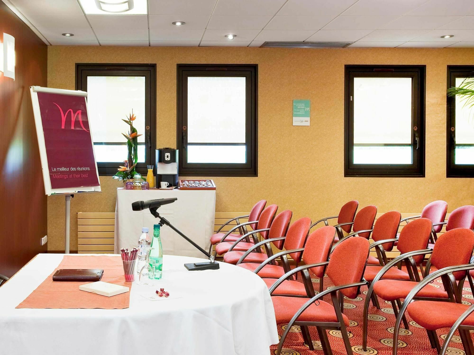 Mercure Pau Palais Des Sports Екстериор снимка