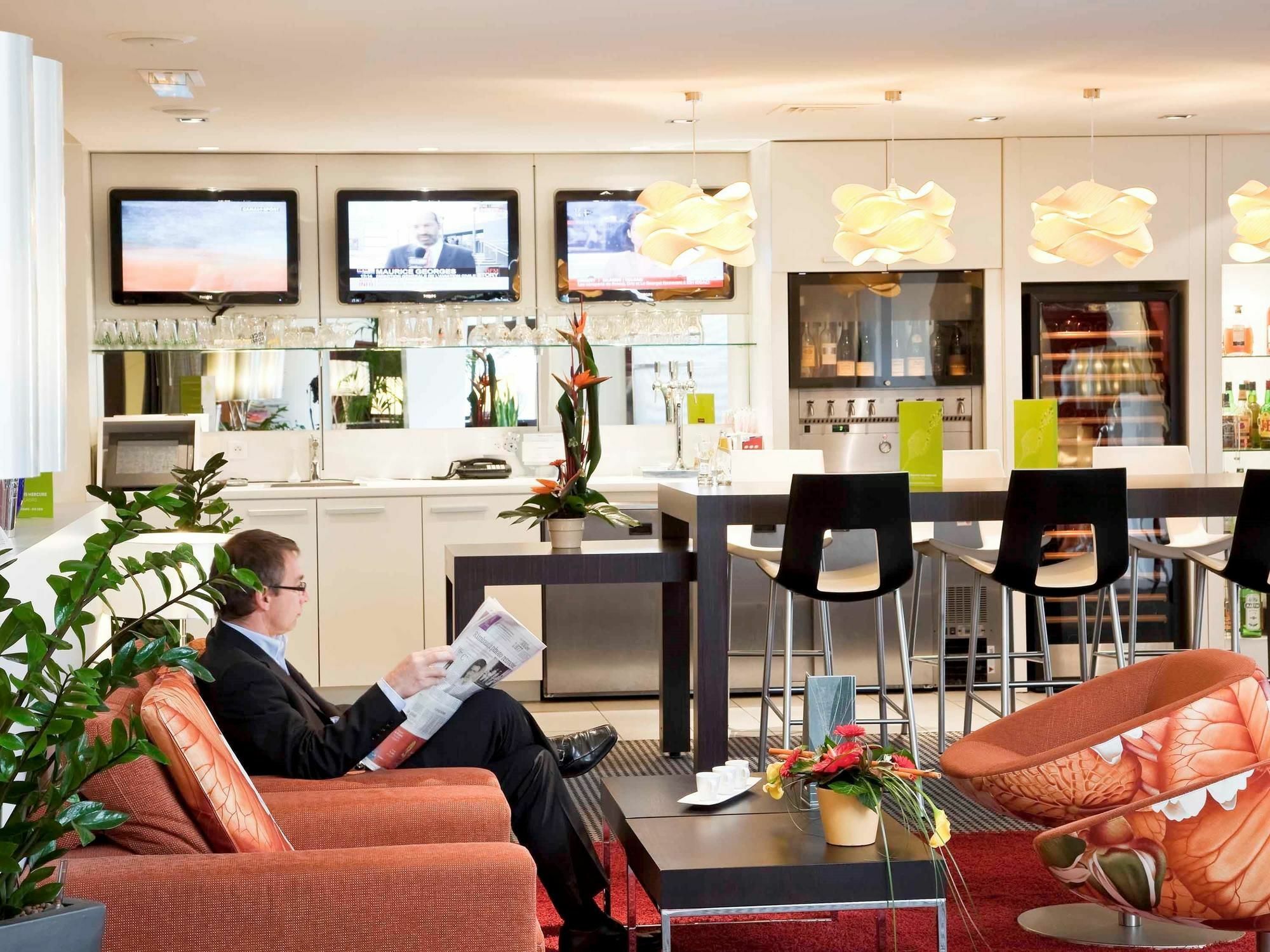 Mercure Pau Palais Des Sports Екстериор снимка