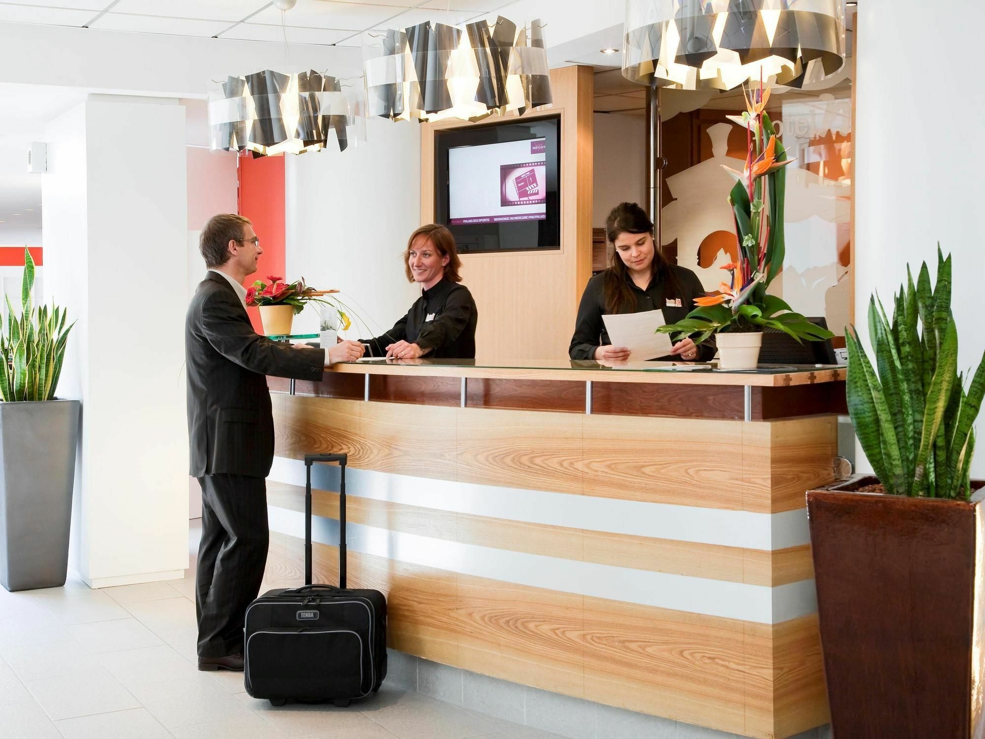 Mercure Pau Palais Des Sports Екстериор снимка