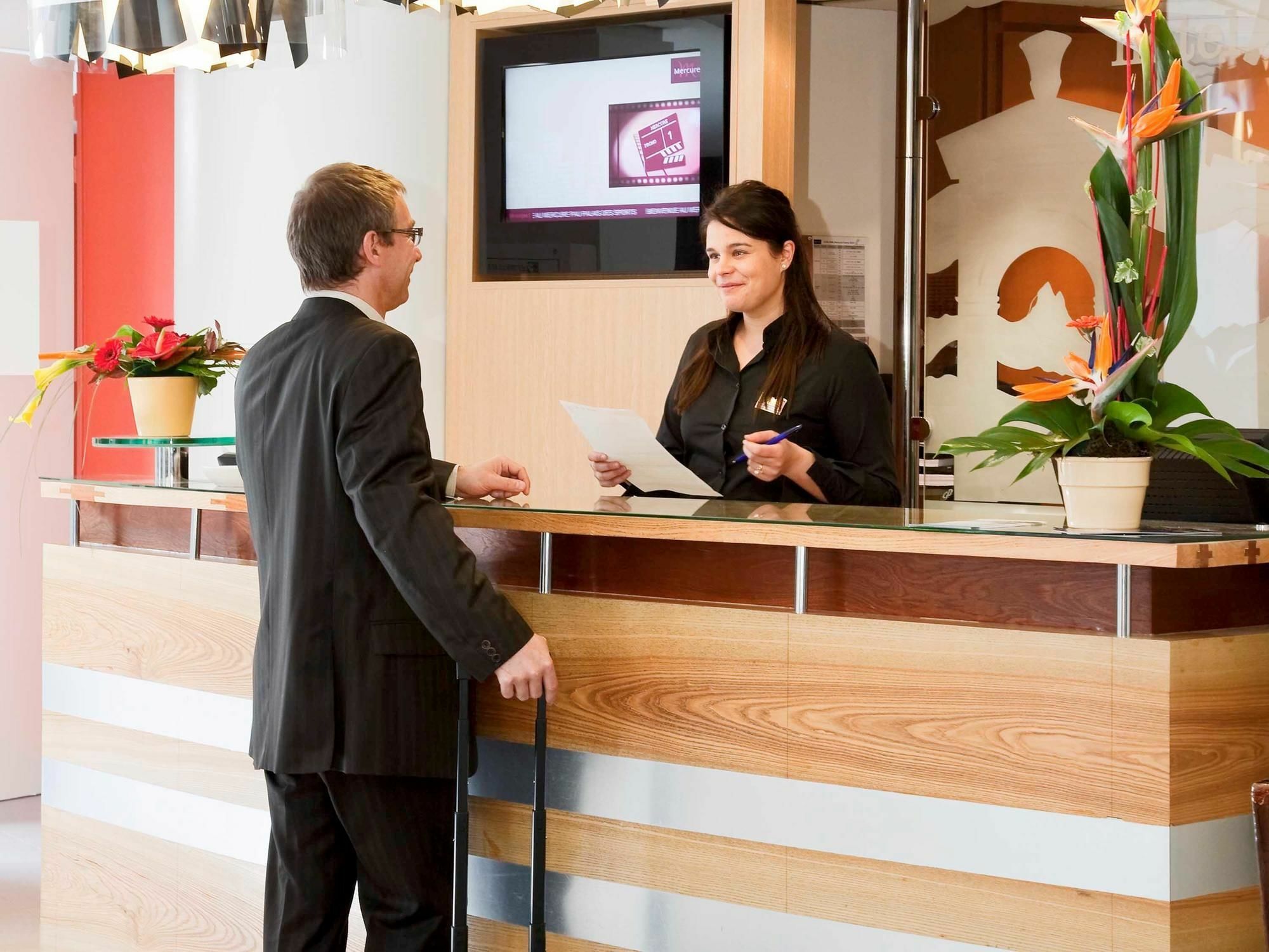 Mercure Pau Palais Des Sports Екстериор снимка