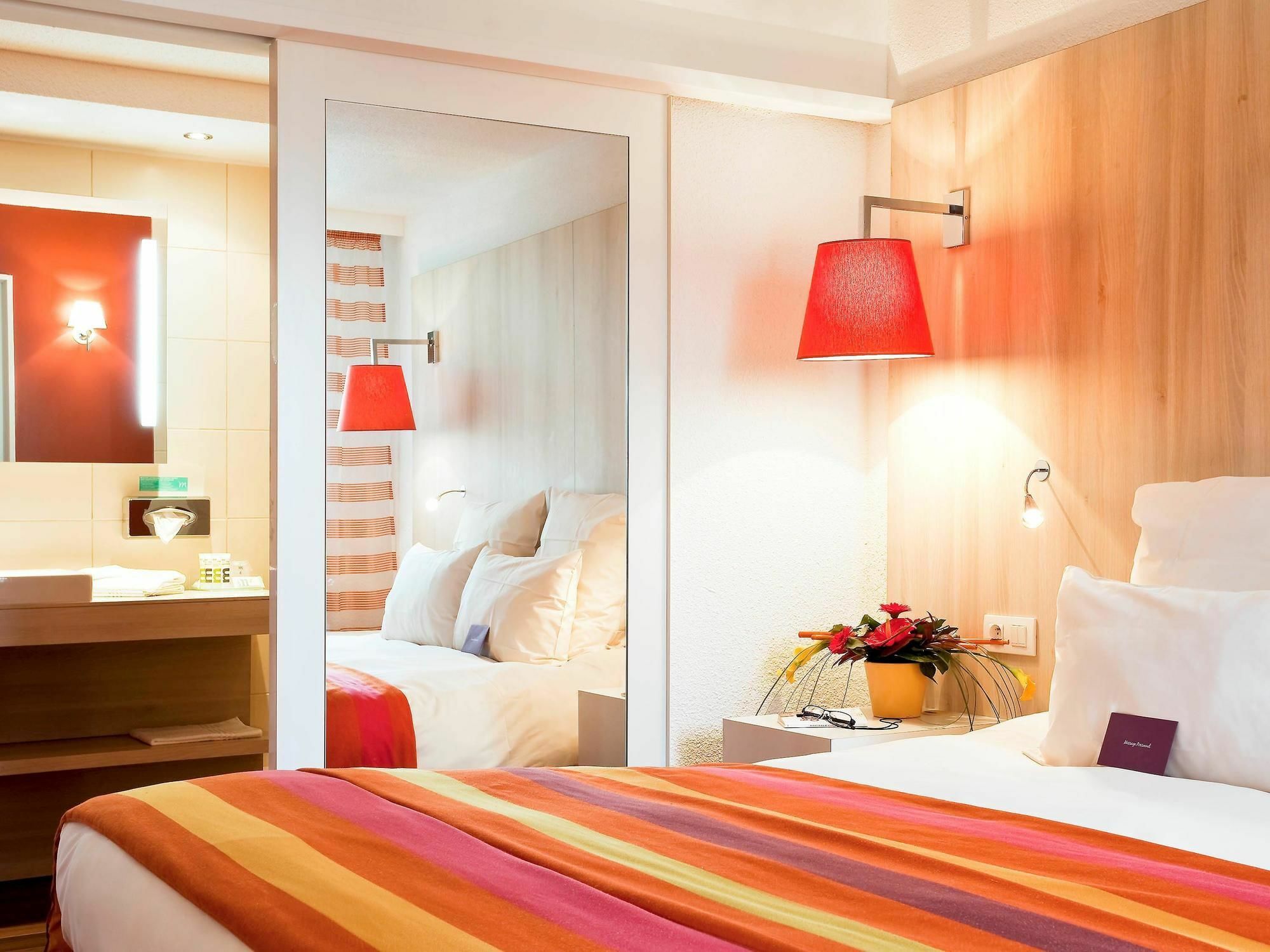 Mercure Pau Palais Des Sports Екстериор снимка