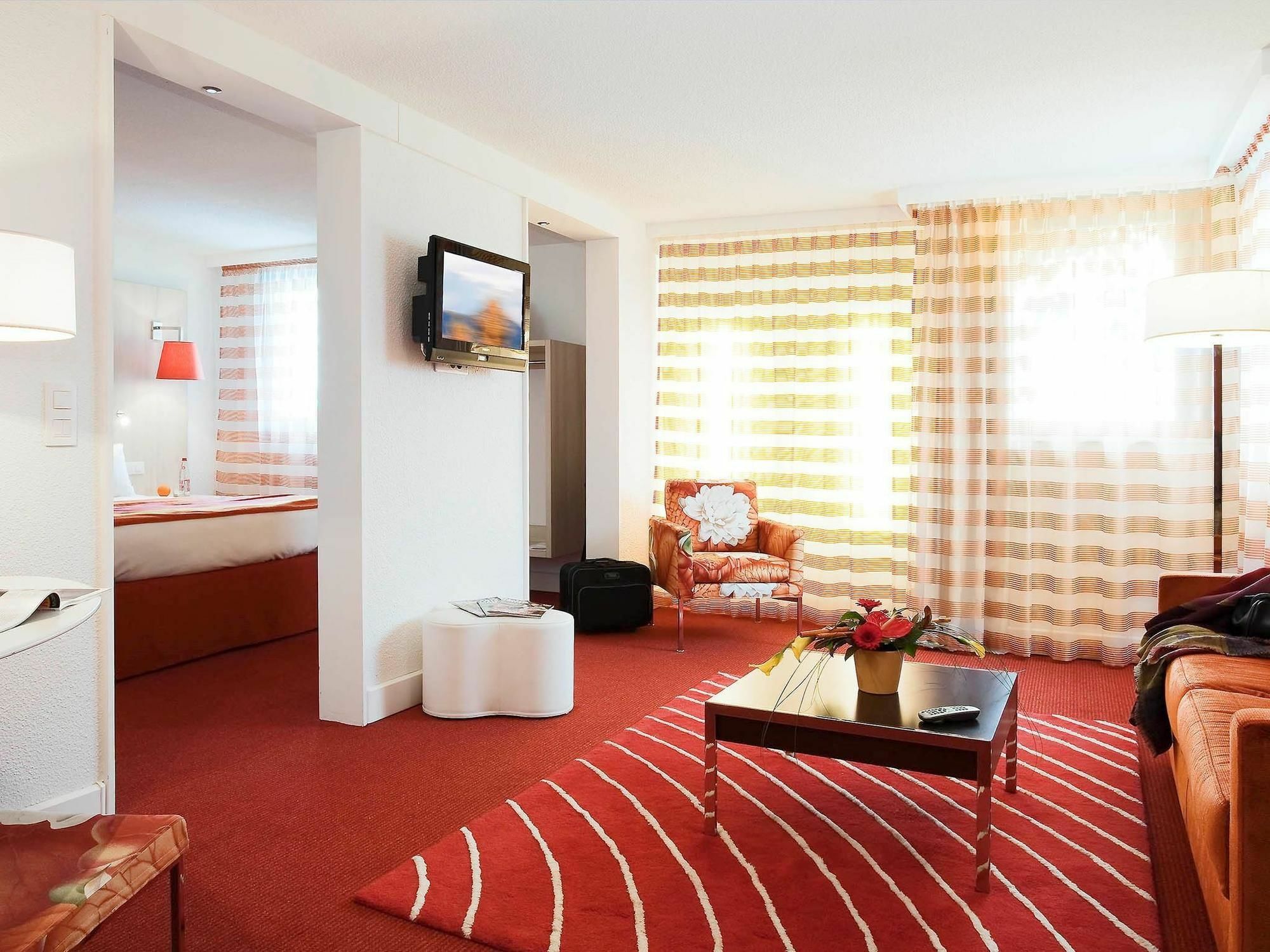 Mercure Pau Palais Des Sports Екстериор снимка